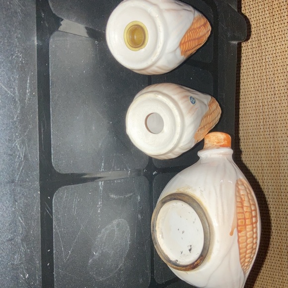 Vintage corn Salt and Pepper shakers with gravy dish - Picture 5 of 5